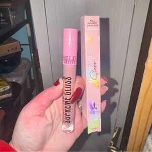 Supreme gloss naked in the dark